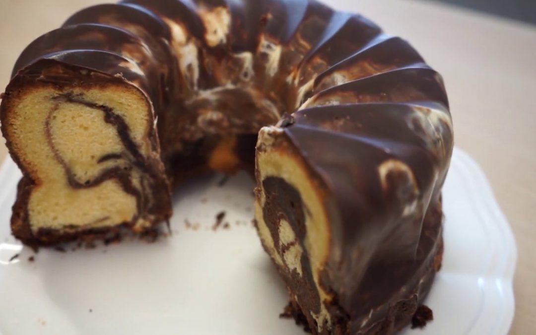 Klassischer Marmorkuchen mit Schokoladenglasur - Marmor Rührkuchen - Kuchenfee