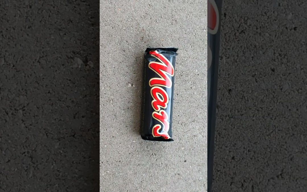 Mars Schokoriegel Candycreme mit darüber liegender Schicht Karamell umgeben von Milchschokolade