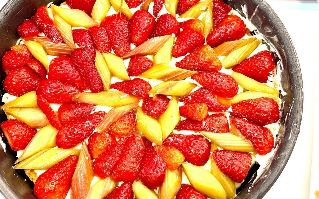 Erdbeere und Rhabarber lieben sich im Kuchen#liebe #Erdbeere# zeit #Gesund