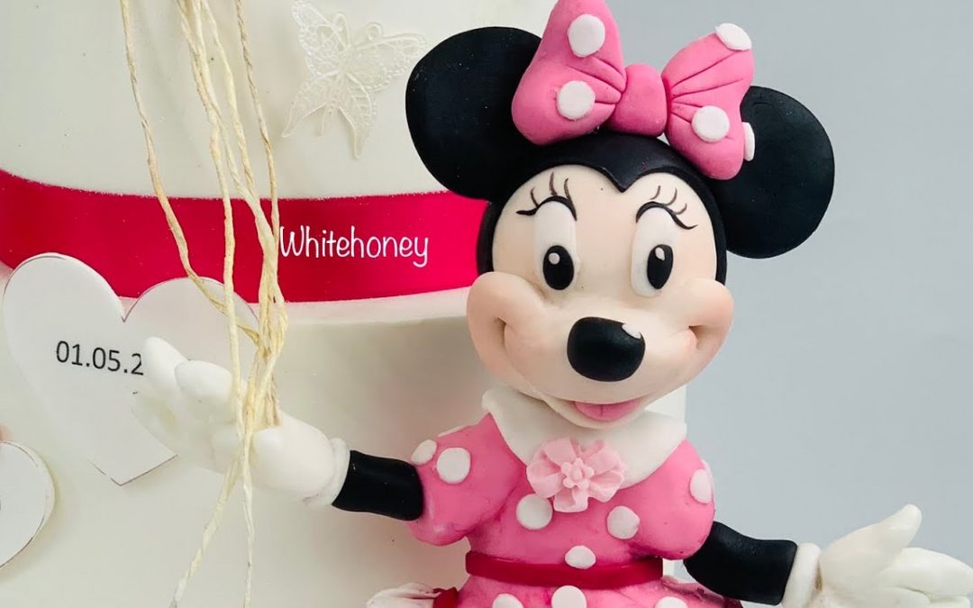 Minnie-Maus-Kuchen mit Zuckerblumen und Luftballons