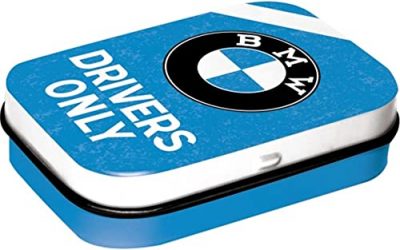 Nostalgic-Art Retro Pillendose, 4 x 6 x 1,6 cm, Original Lizenzprodukt (OLP), BMW – Drivers Only Blue – Geschenk-Idee für BMW Accessoires Fans, mit Pfefferminz-Dragees, Vintage Design